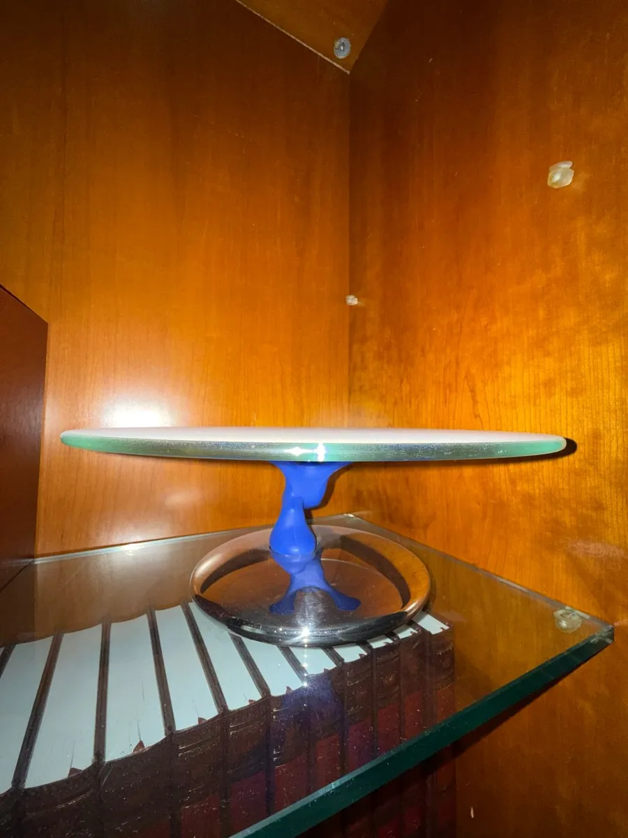 Plat à gâteau sur pied en verre, pied bleu — photo 1