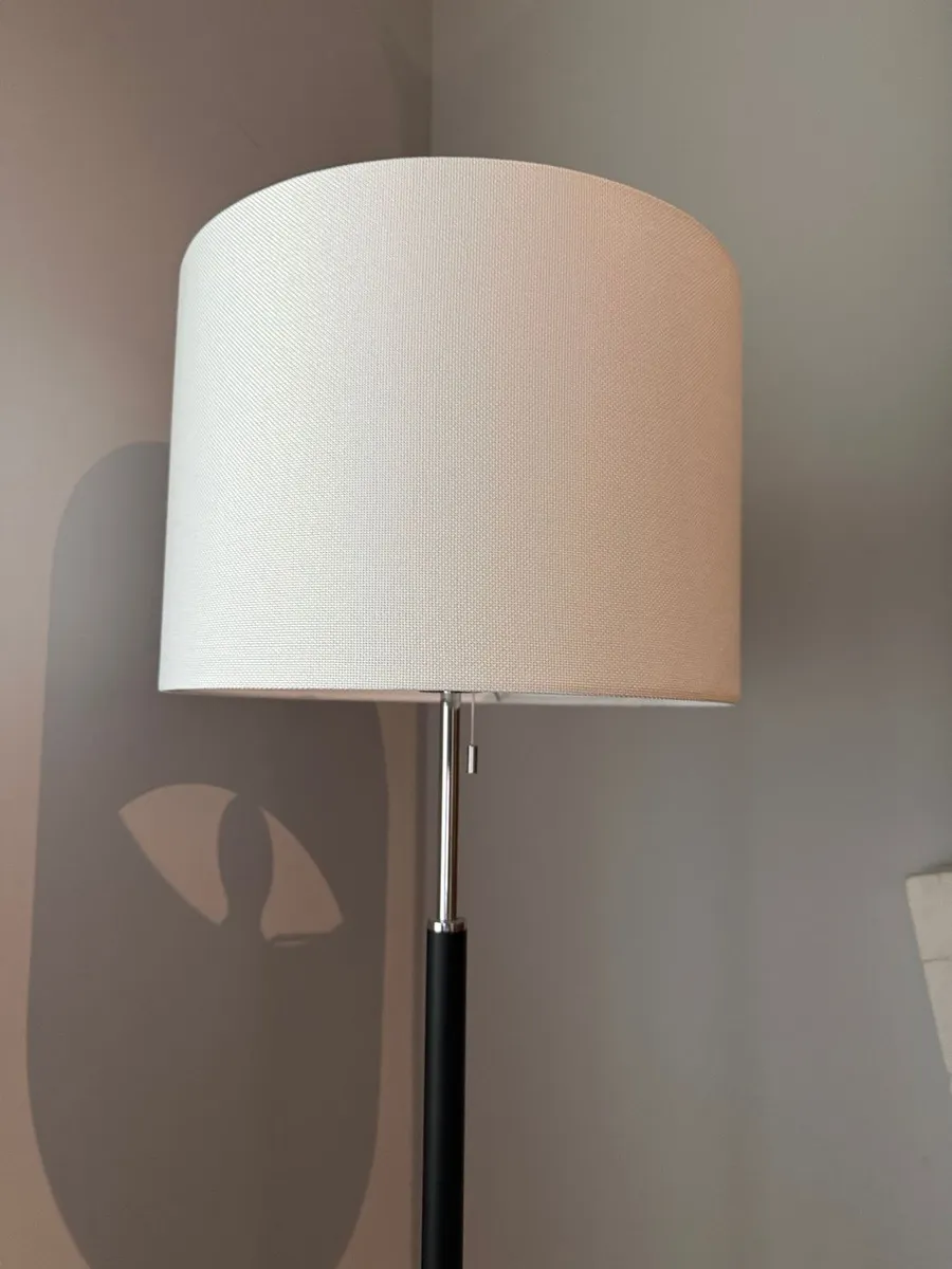 Lampadaire abat-jour blanc, pied noir et chrome — photo 1