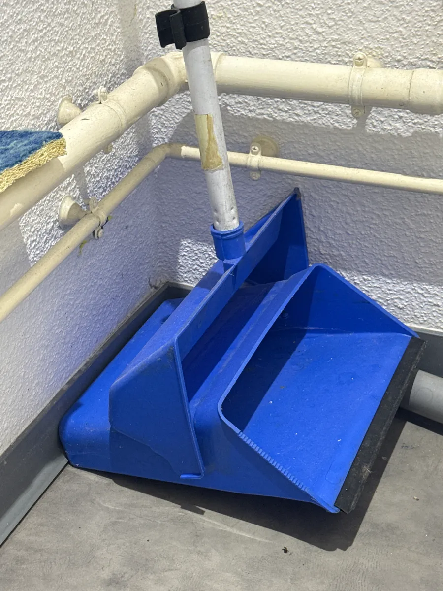 Pelle à poussière avec manche et balai bleu — photo 1