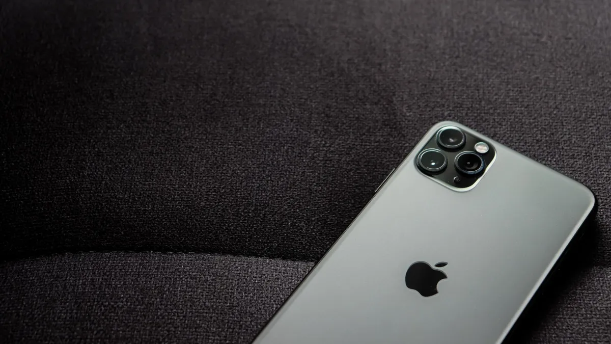 iPhone 11 64 Go noir – écran légèrement rayé — photo 1