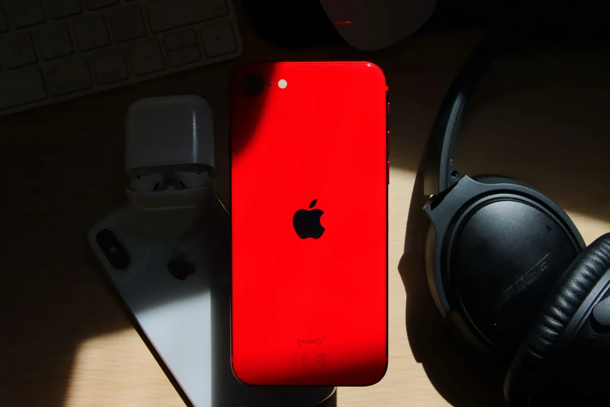 iPhone SE 2022 64 Go rouge – comme neuf, sous garantie — photo 1