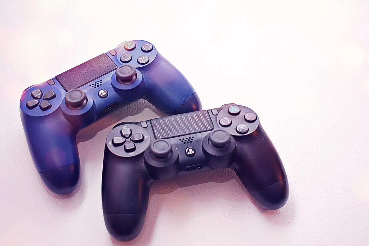 PS4 Pro 1 To noire + 5 jeux (FIFA, GTA V, Horizon…) — photo 1