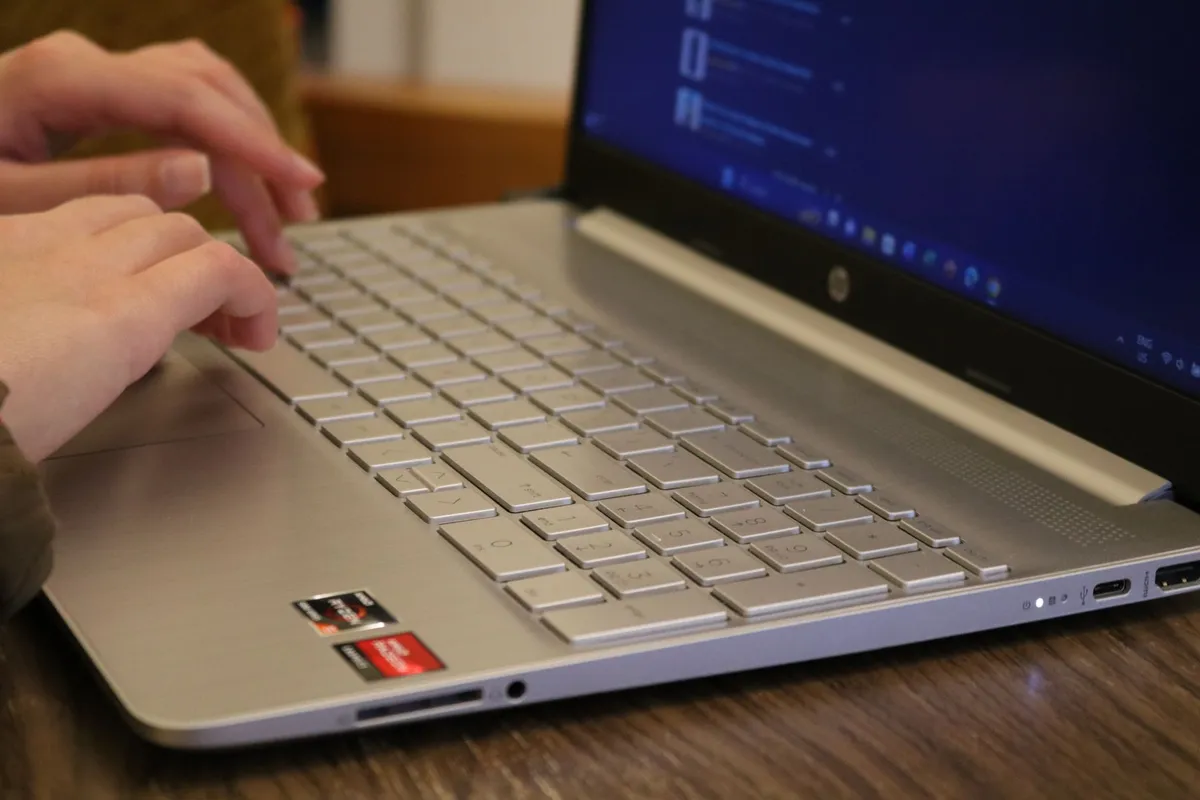 PC portable HP 15s Ryzen 5 8 Go – parfait étudiant — photo 1