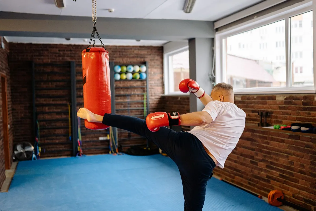 Sac de frappe boxe 120 cm rempli + gants 12 oz — photo 1
