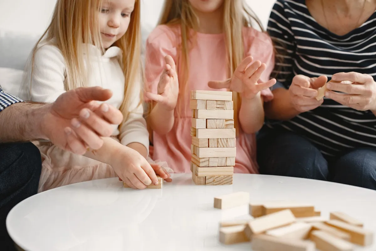 Lot jeux de société famille (Catan, Dixit, Uno, SixQuebra…) — photo 1
